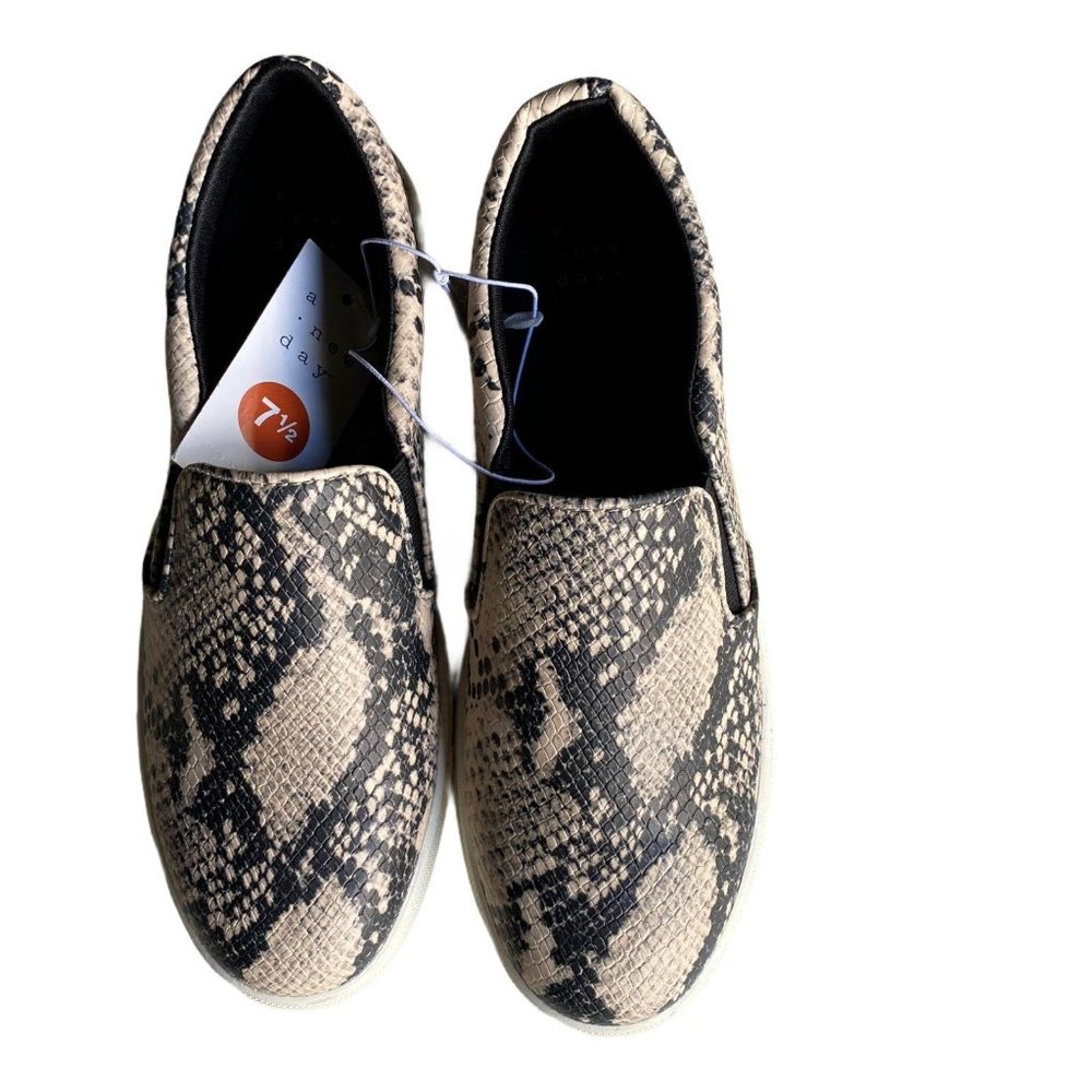 A new day snakeskin print NWT womens sneakers Size 7.5 - Picture 1 of 5